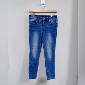 Tahari Women's Chloe Fit Solution Skinny Jeans. Size 4/27